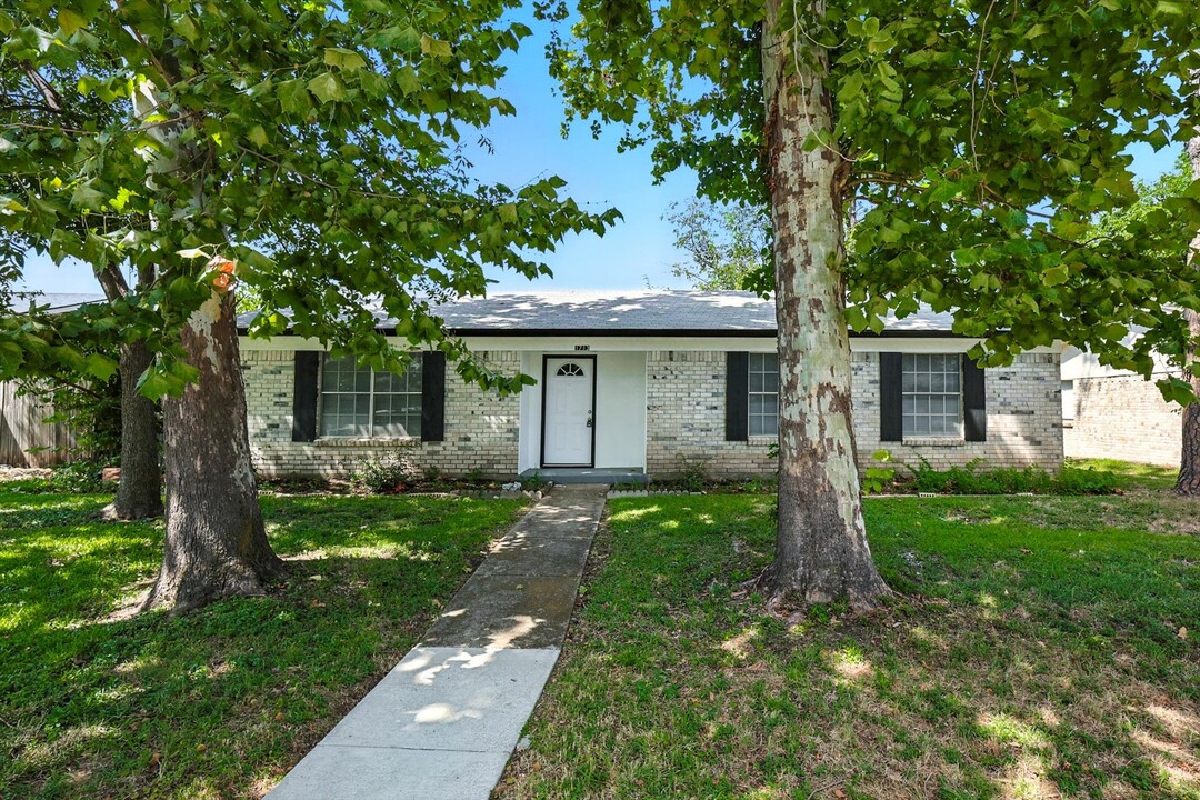 1713 Japonica Ln in Plano, TX - Building Photo