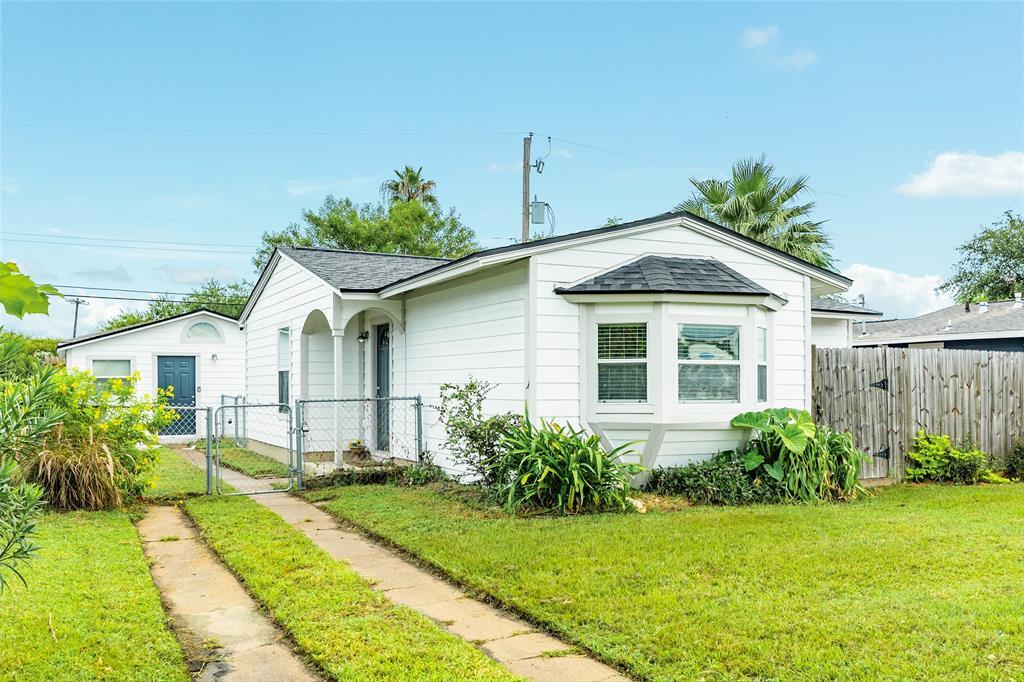 1202 Bayou Shore Dr in Galveston, TX - Building Photo