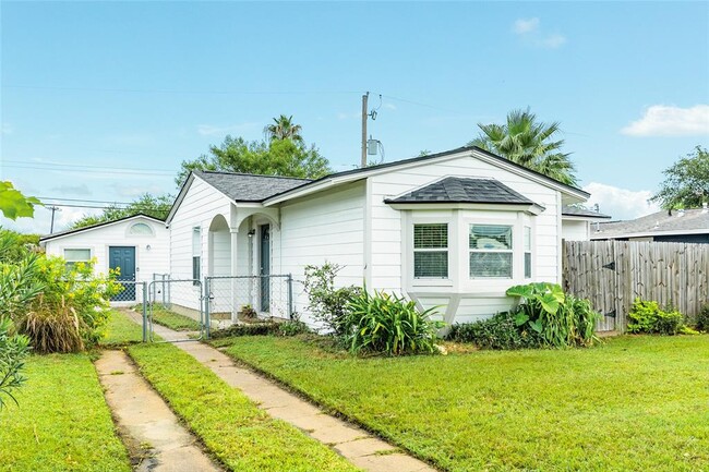 1202 Bayou Shore Dr in Galveston, TX - Foto de edificio - Building Photo