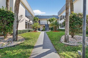 492 Piedmont Ct in Delray Beach, FL - Building Photo