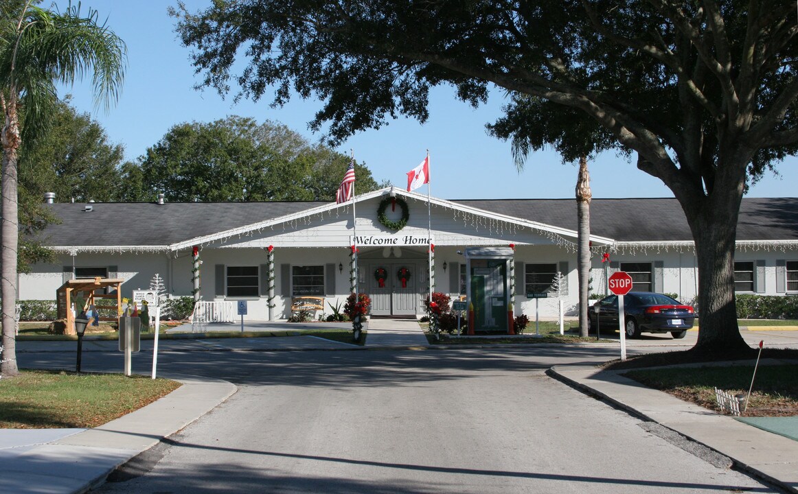 Pointe West in Largo, FL - Building Photo