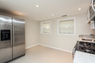 3604 W Roscoe St, Unit G in Chicago, IL - Building Photo - Building Photo