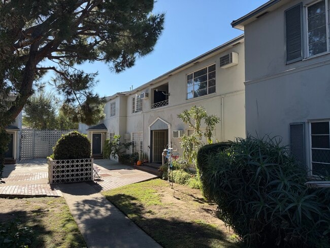 11622 1/2 Chandler Blvd