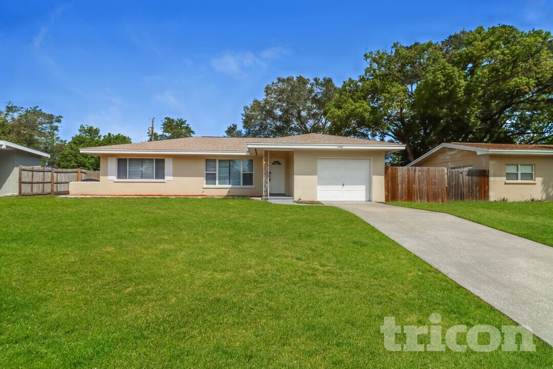 1440 Overlea St in Clearwater, FL - Foto de edificio