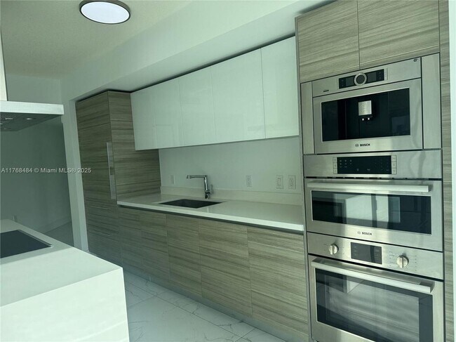 330 Sunny Isles Blvd in Sunny Isles Beach, FL - Building Photo - Building Photo