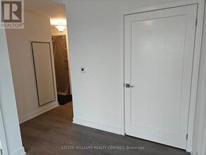 705 Davis Dr in Newmarket, ON - Building Photo - Building Photo