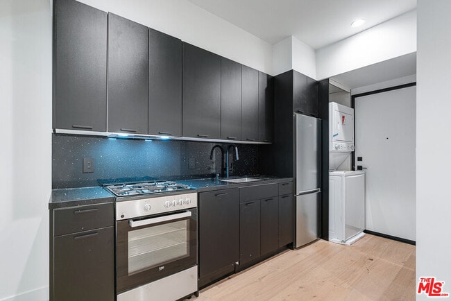 12320 Montana Ave in Los Angeles, CA - Building Photo - Building Photo