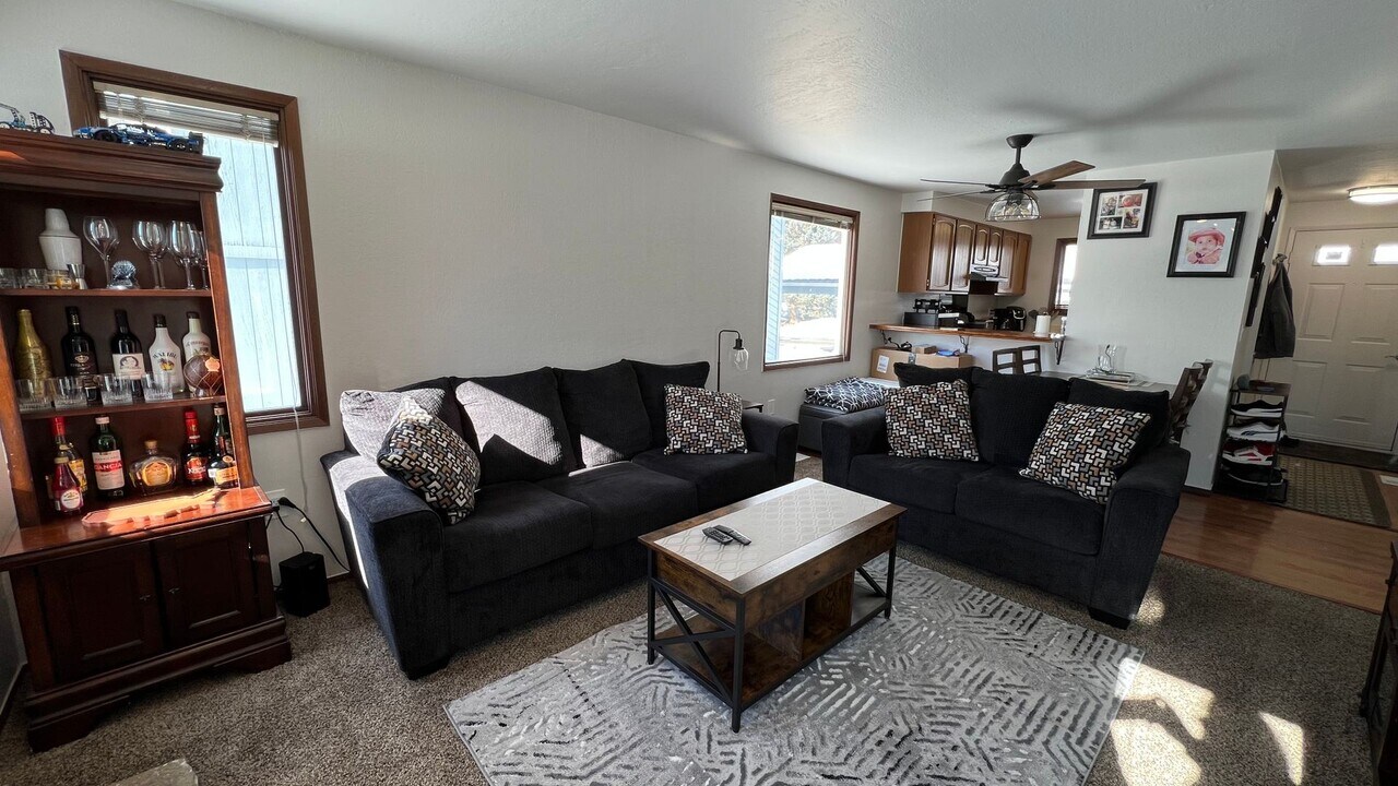 10249 Jamestown Dr in Anchorage, AK - Building Photo