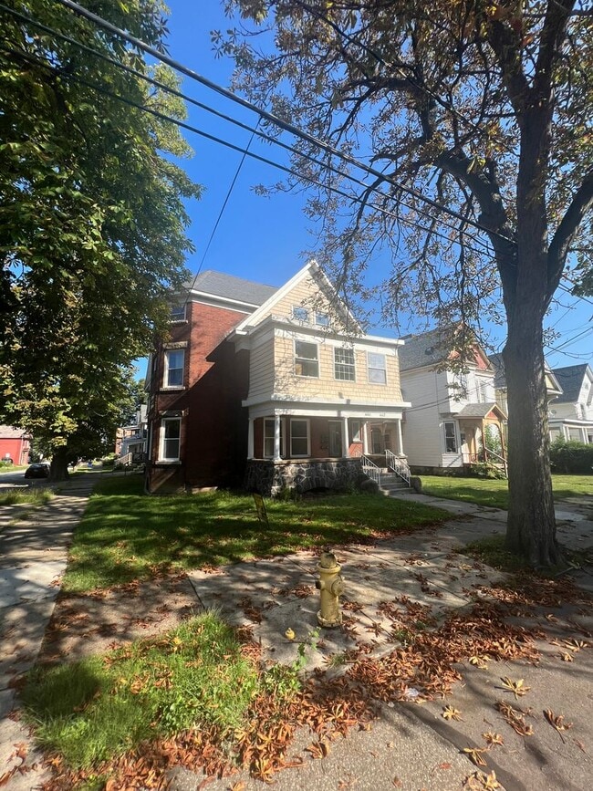 property at 662 W 8th St