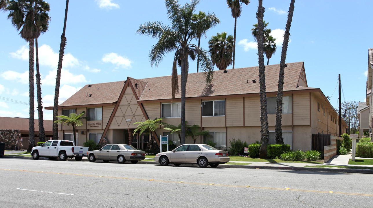 Randie Villa Apartments in Bellflower, CA - Foto de edificio