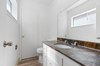 Parkway Townhomes in Sacramento, CA - Building Photo - Interior Photo