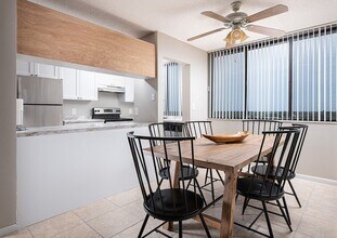 Fairways of Inverrary in Lauderhill, FL - Foto de edificio - Building Photo