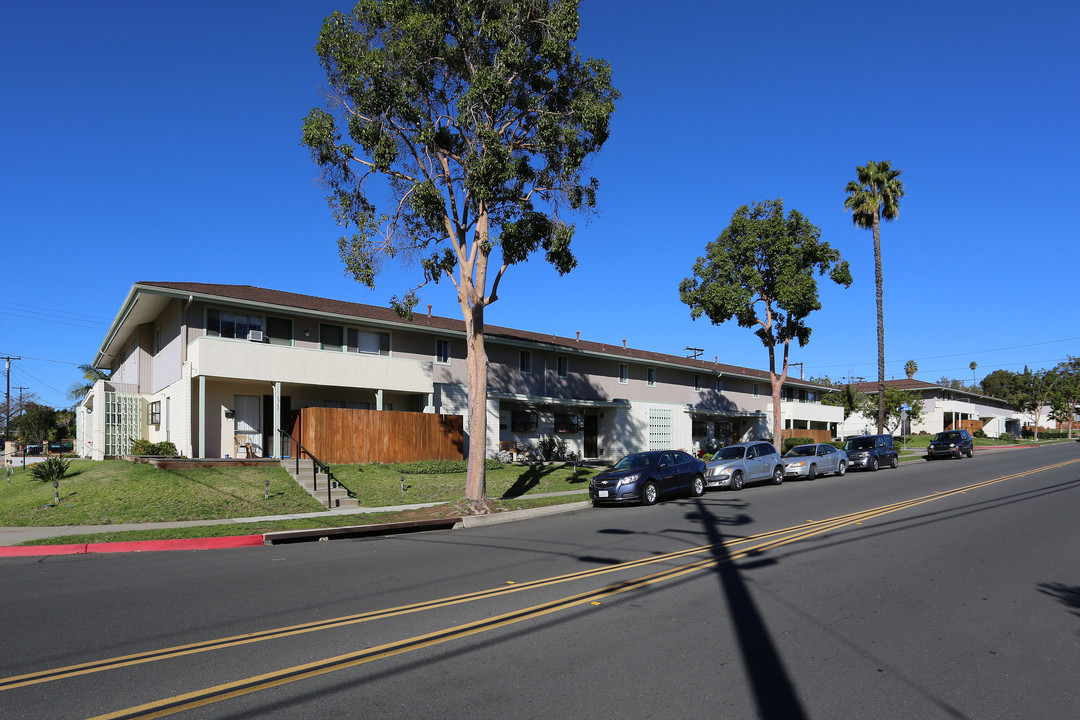 Lakewood Villa Townhomes in San Diego, CA - Building Photo