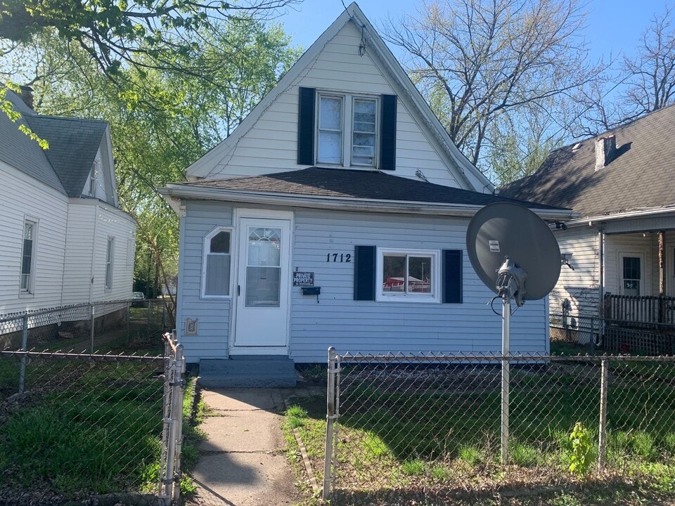 1712 NE Monroe St in Peoria, IL - Building Photo