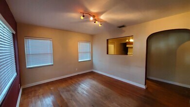 126 SW Lincoln Cir N in St. Petersburg, FL - Building Photo - Building Photo