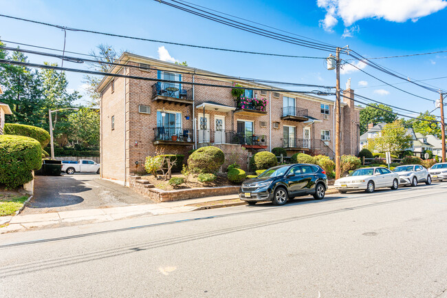 100 Clarendon Pl in Hackensack, NJ - Foto de edificio - Building Photo