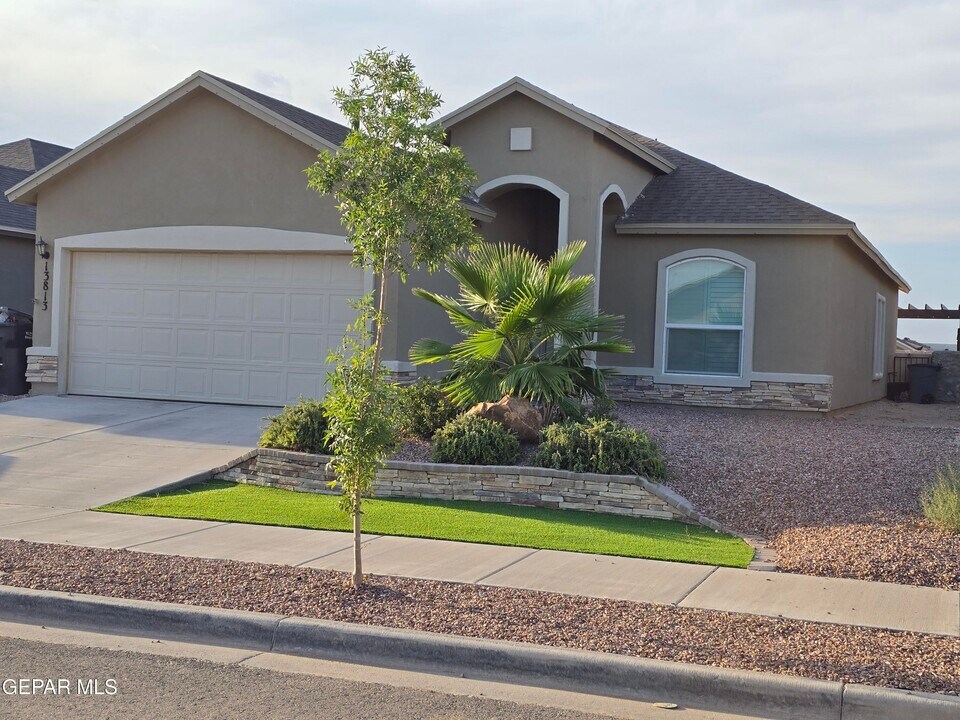 13813 Sky Harbor Ave in Horizon City, TX - Building Photo