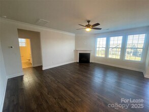 3025 Burnello Ct in Iron Station, NC - Foto de edificio - Building Photo