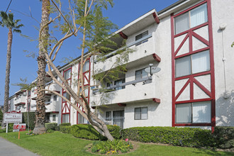 Warner Manor Apartments in Canoga Park, CA - Building Photo - Building Photo