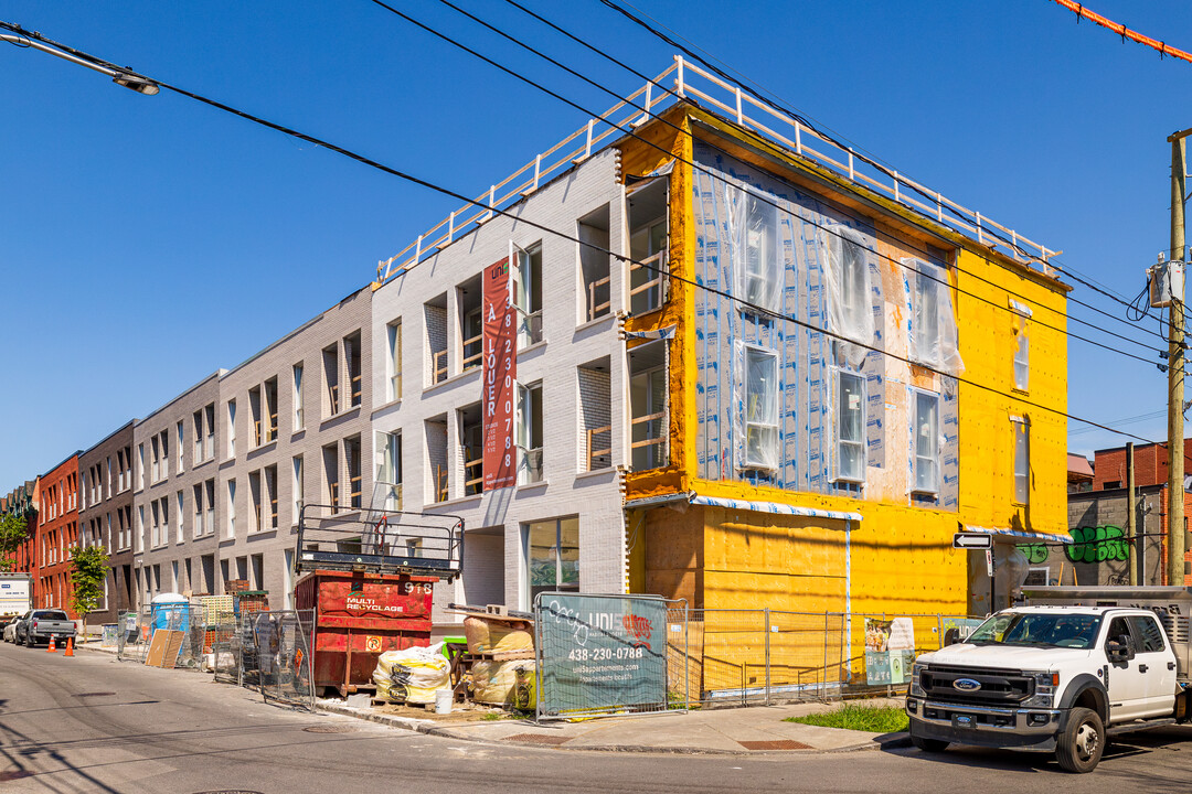 Uni5 in Montréal, QC - Building Photo