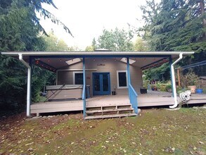 4060 NE Kedros Dr in Poulsbo, WA - Building Photo - Building Photo