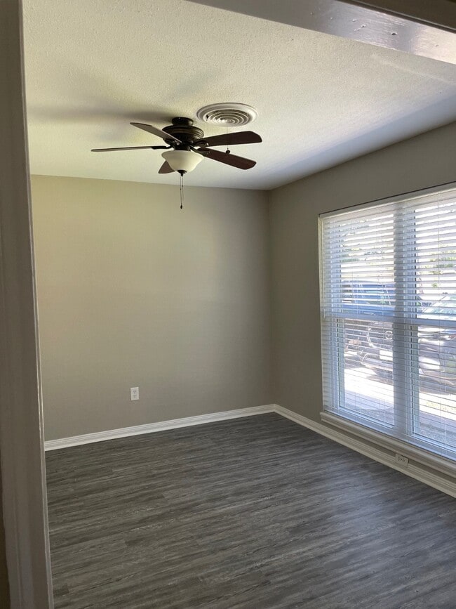property at 2015 Williamsburg Ct S