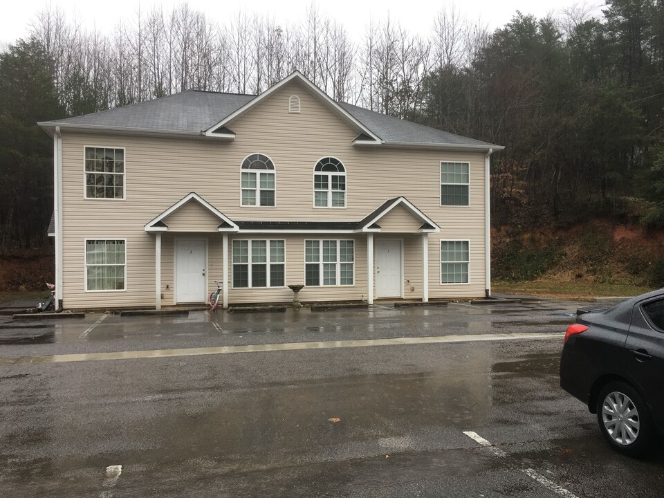 77 Pine Crest Cir, Unit 1 in Cleveland, GA - Foto de edificio