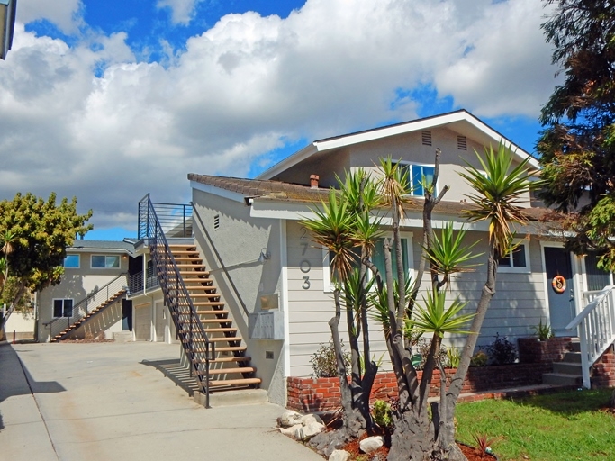 2703 Curtis Ave in Redondo Beach, CA - Building Photo