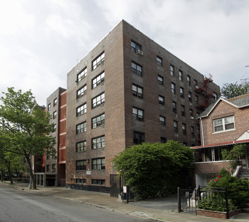 100 E 92nd St in Brooklyn, NY - Building Photo