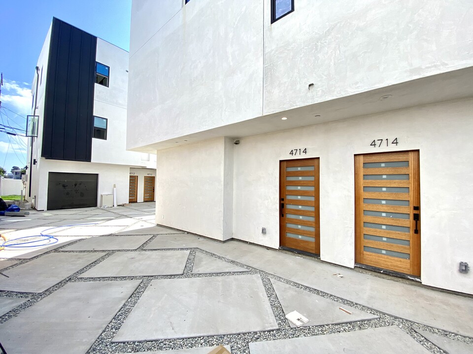 4712 W 17th St in Los Angeles, CA - Building Photo