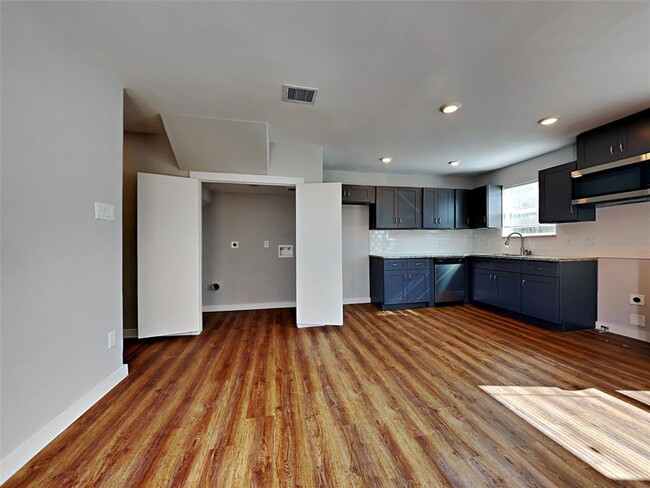 8639 Sunderland Rd in Houston, TX - Foto de edificio - Building Photo