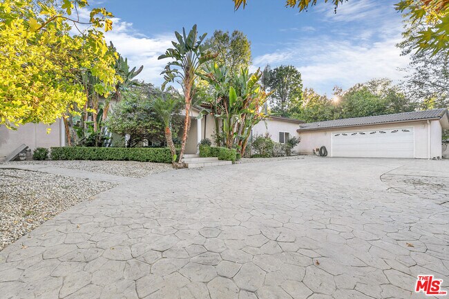 19016 Wells Dr in Los Angeles, CA - Building Photo - Building Photo