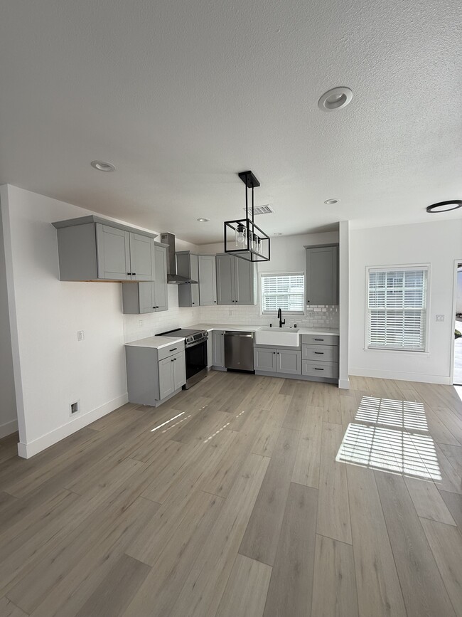 11483 Delano St in Los Angeles, CA - Building Photo - Building Photo