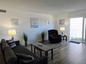 285 107th Ave in Treasure Island, FL - Foto de edificio - Building Photo