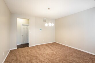 8025 Cole Wood Blvd in Indianapolis, IN - Foto de edificio - Building Photo