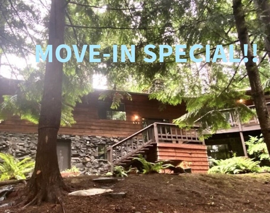577 Schoen Rd in Silver Creek, WA - Building Photo