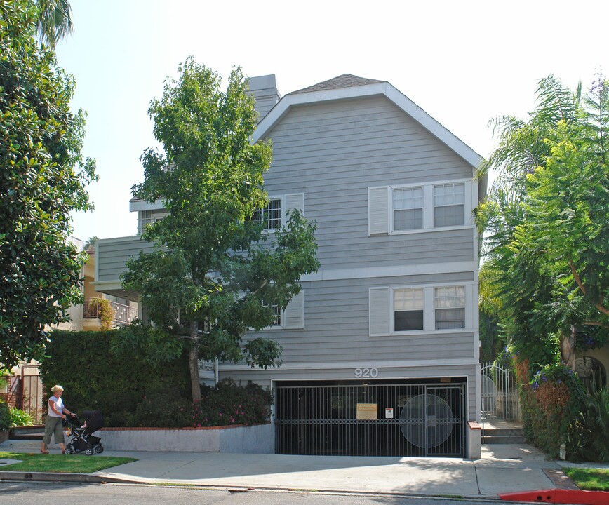 920 N Alfred St in Los Angeles, CA - Building Photo