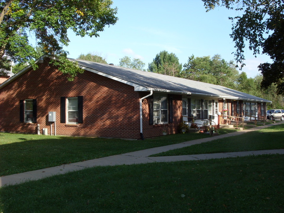 8 St Apartments in Black River Falls, WI - Foto de edificio