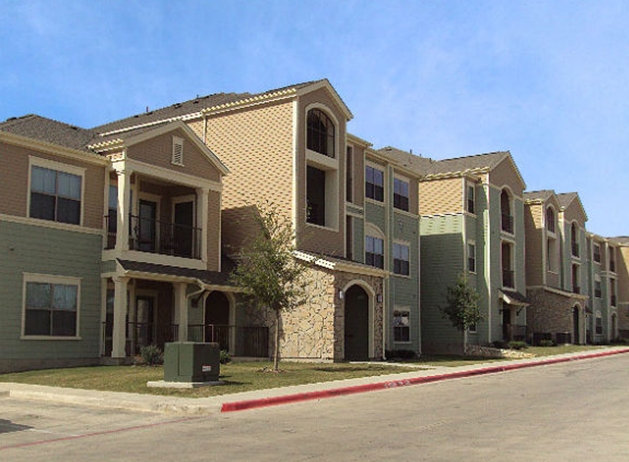 Sutton Oaks in San Antonio, TX - Building Photo