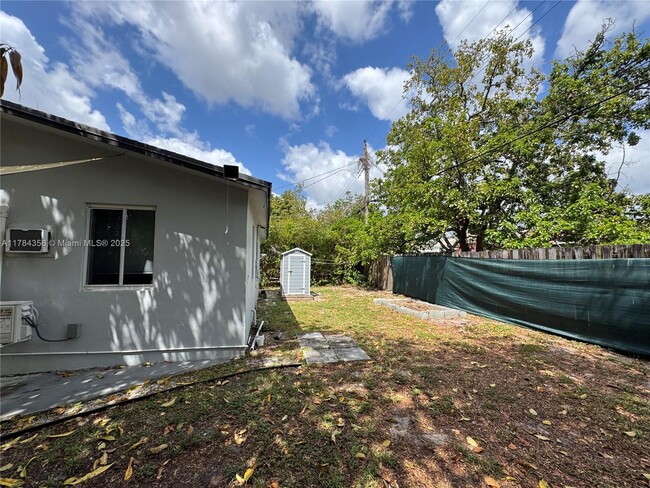 361 NW 103rd St in Miami, FL - Foto de edificio - Building Photo