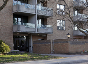 Belanger Place in Ottawa, ON - Building Photo - Building Photo