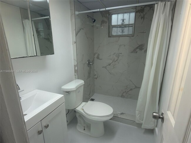 2000 Biarritz Dr in Miami Beach, FL - Building Photo - Building Photo