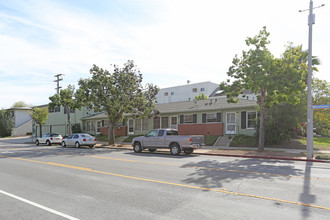 2102-2112 Montana Ave in Santa Monica, CA - Building Photo - Building Photo