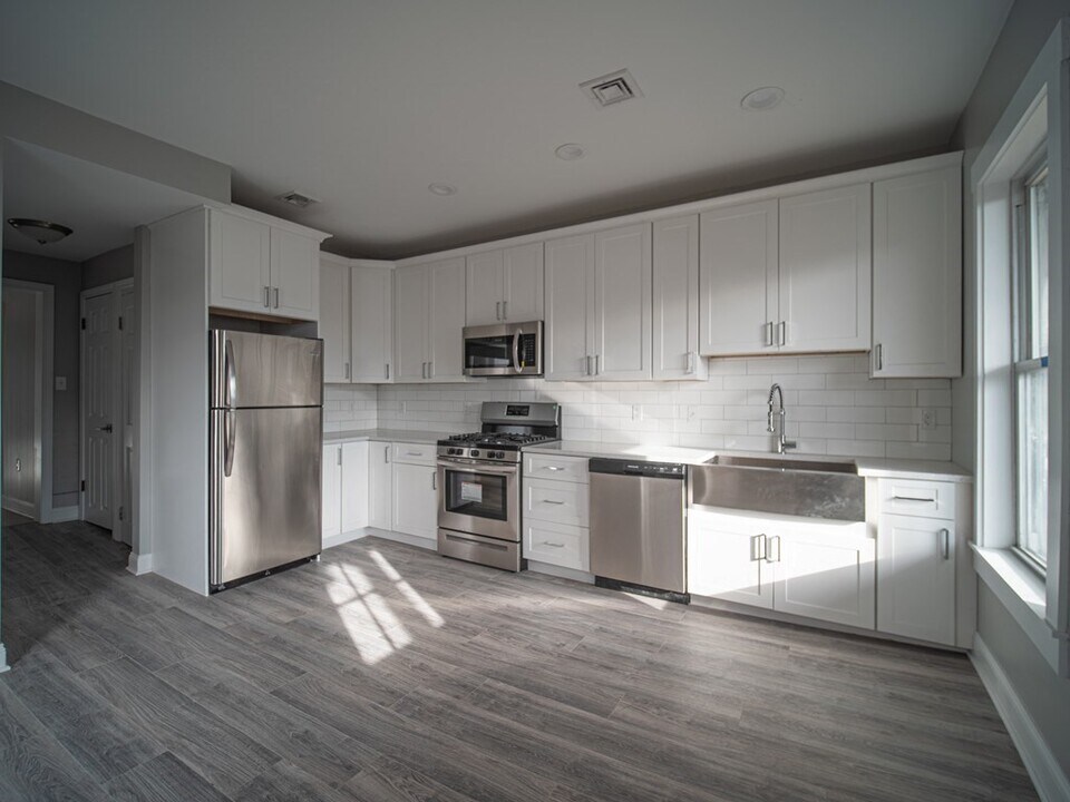 143 London St, Unit #2 in Boston, MA - Building Photo