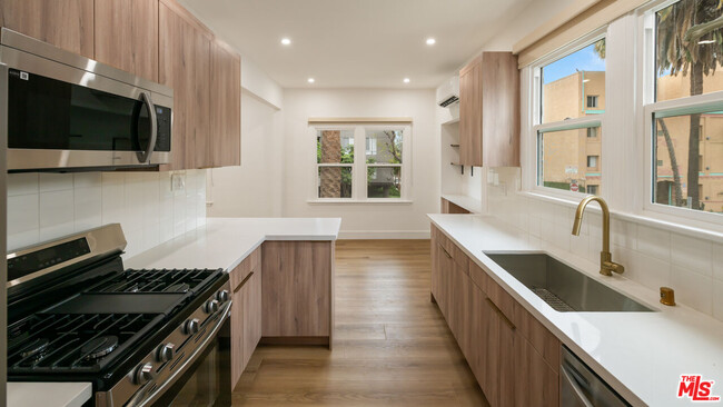 5727 Carlton Way in Los Angeles, CA - Building Photo - Building Photo