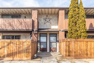 909 Lakewood Road North NW in Edmonton, AB - Building Photo - Building Photo