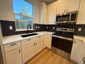 413 SE Yew Ln in Bend, OR - Building Photo - Building Photo