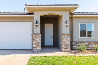 3338 E Crimson Ridge Dr in Saint George, UT - Building Photo - Building Photo