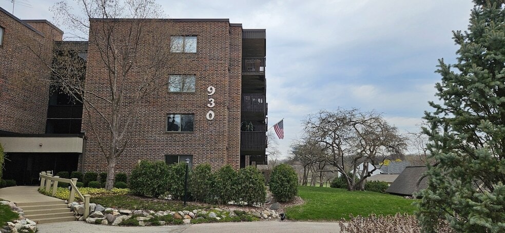 930 Taylor Dr, Unit 208 in Gurnee, IL - Building Photo