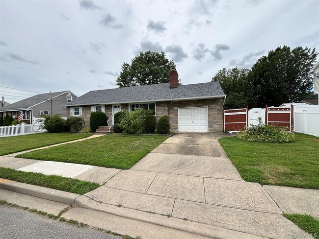 235 10th St in Bethpage, NY - Building Photo - Building Photo
